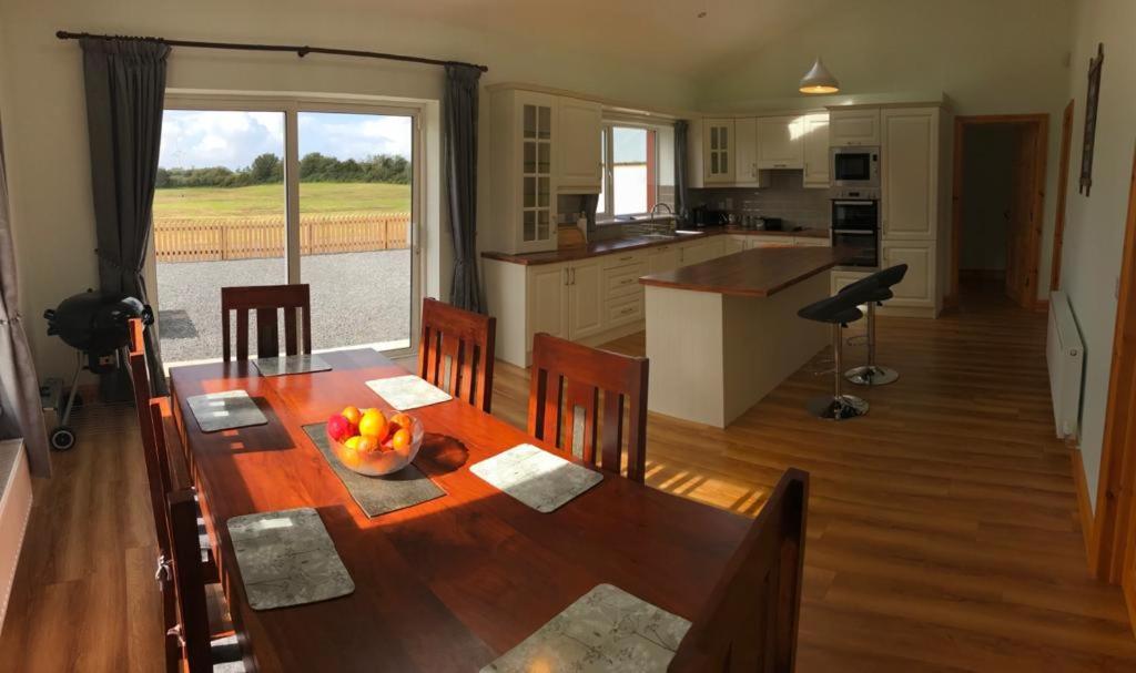 Joes Cottage Droíchead an Chláir Екстериор снимка